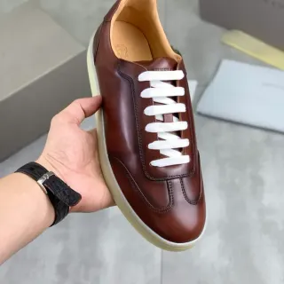 Sapatos casuais de couro marrom e branco com cadarços