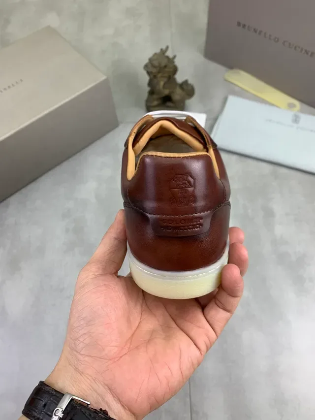 Zapatos casuales de cuero marrón y blanco con cordones 3