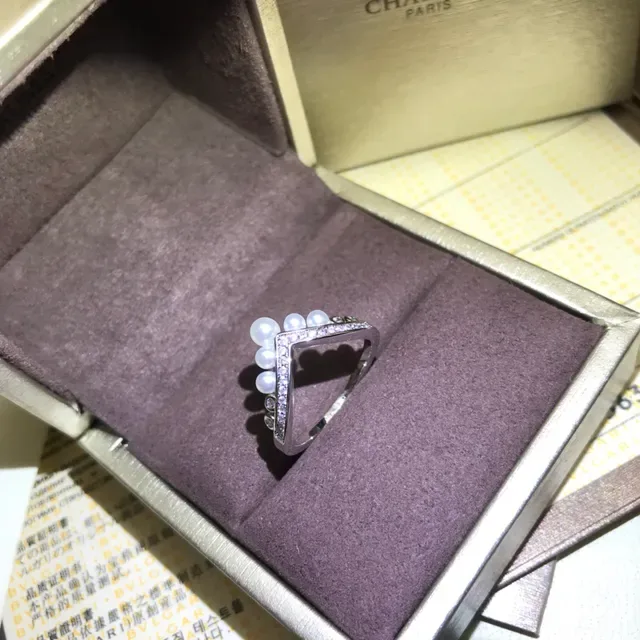 CHAUMET V-Shaped Pearl and Pavé Diamond Ring 3