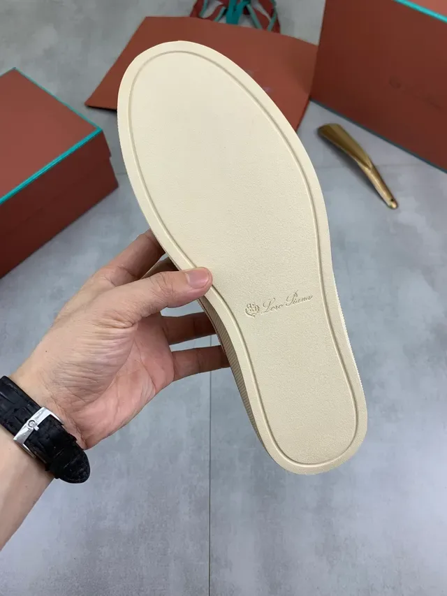 Sapato Casual de Camurça Cor Creme com Cordões e Baixo 2