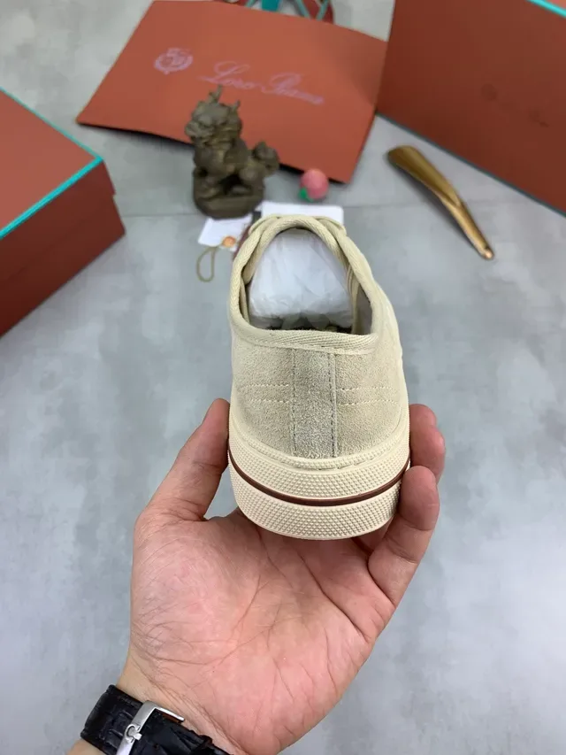 Sapato Casual de Camurça Cor Creme com Cordões e Baixo 3