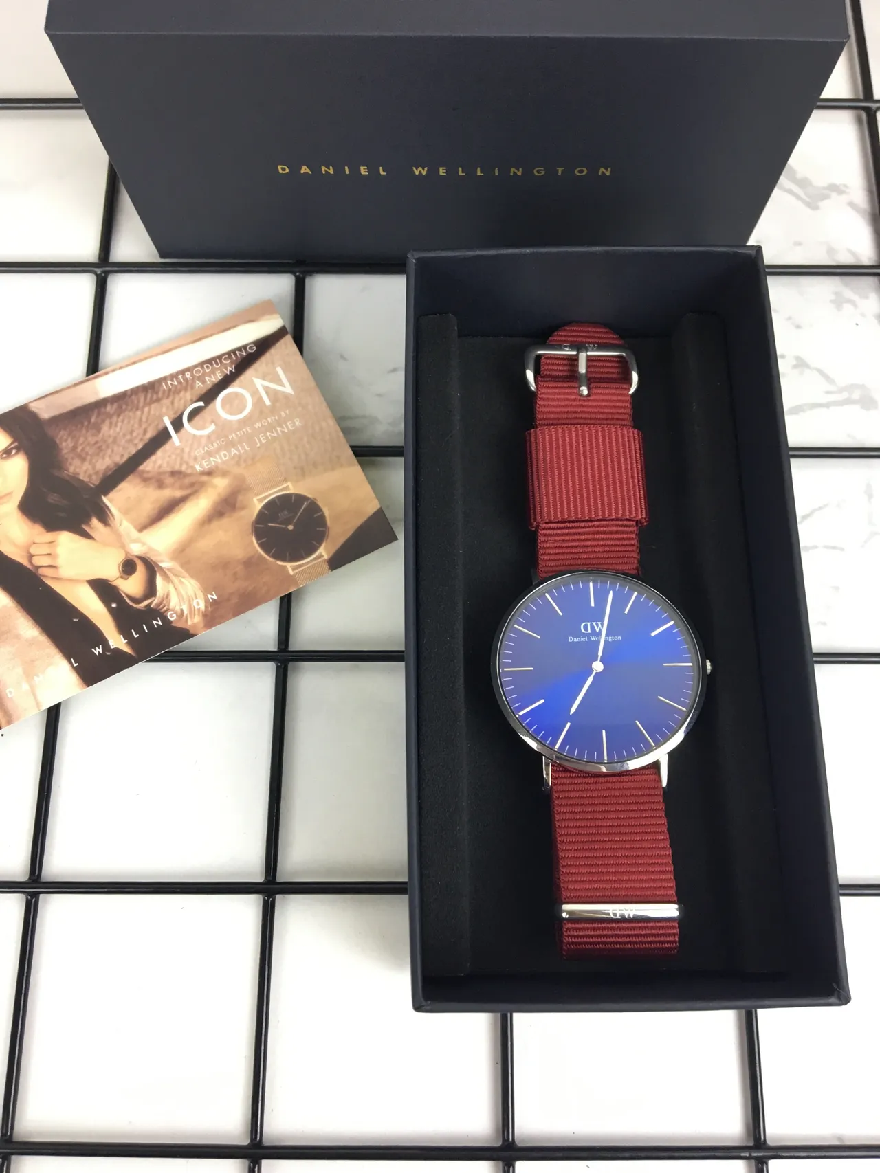 Daniel Wellington 蓝红极简渐变表盘石英手表 2