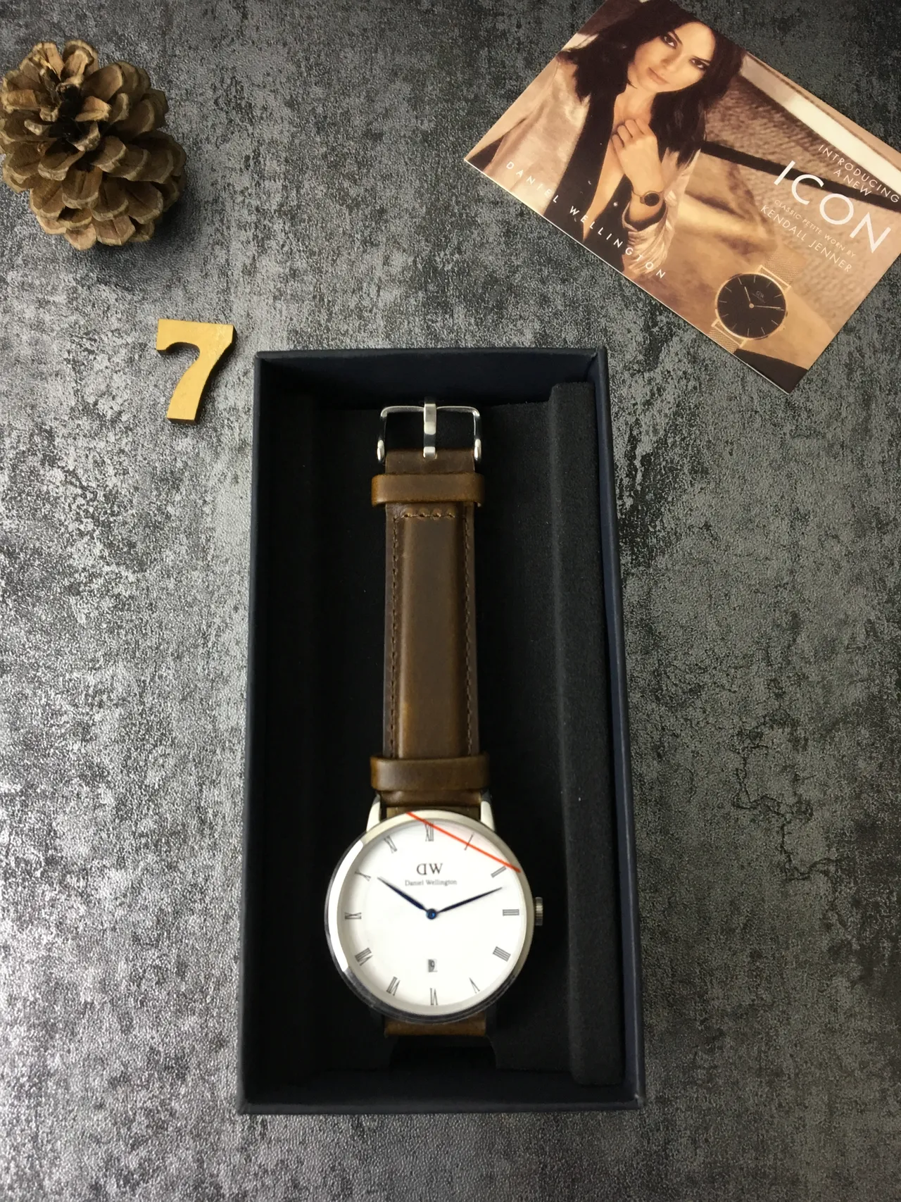 Daniel Wellington भूरा और सफेद न्यूनतम डायल क्वार्ट्ज घड़ी 2