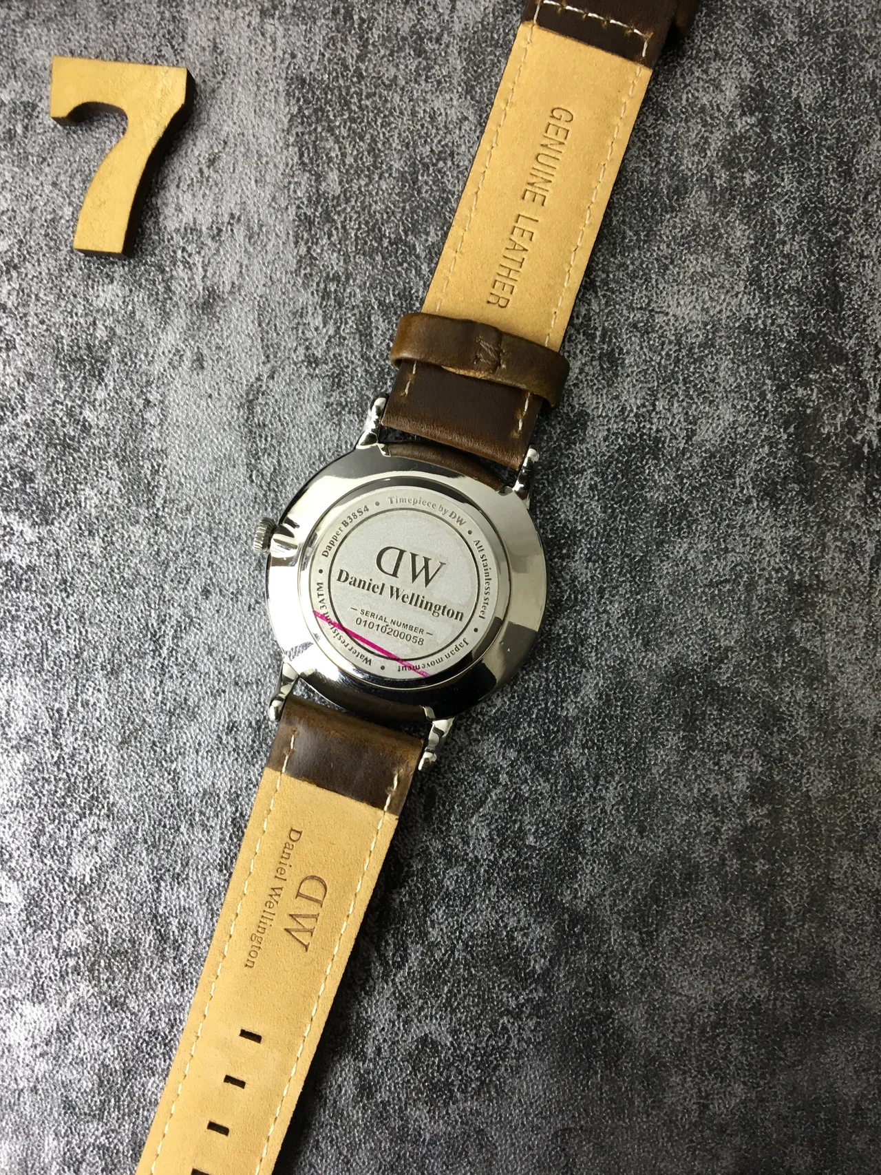 Daniel Wellington भूरा और सफेद न्यूनतम डायल क्वार्ट्ज घड़ी 3