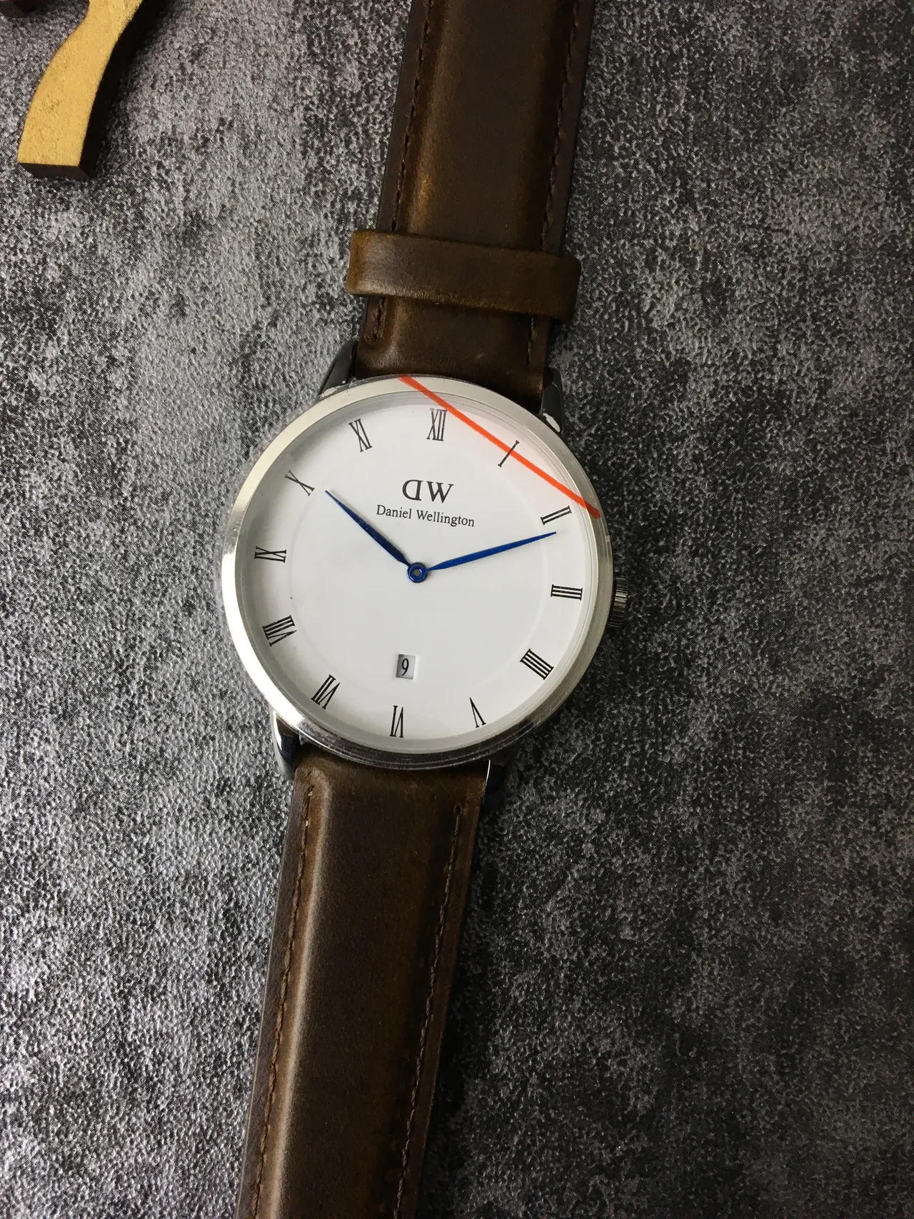 Daniel Wellington भूरा और सफेद न्यूनतम डायल क्वार्ट्ज घड़ी 4