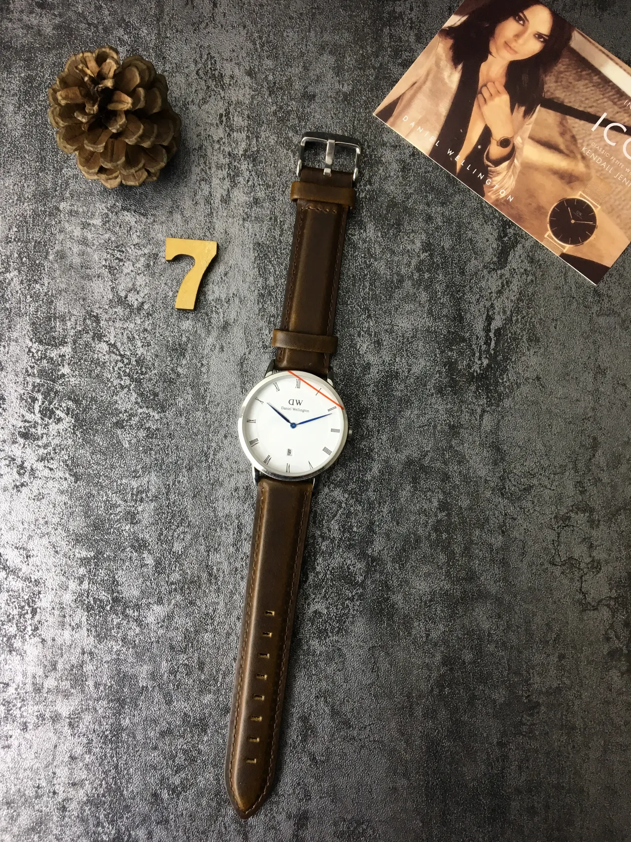Daniel Wellington भूरा और सफेद न्यूनतम डायल क्वार्ट्ज घड़ी 5