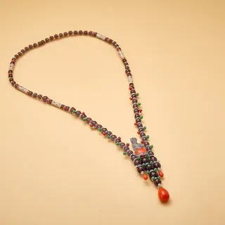 Collier de perles violet profond et corail avec pendentif et franges