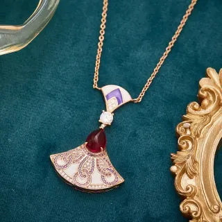 Collier pendentif en forme d'éventail en émail et gemmes