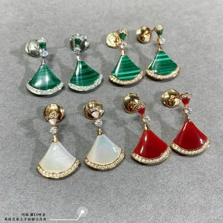Brincos pendentes em forma de leque com gemas embutidas e borda pavé