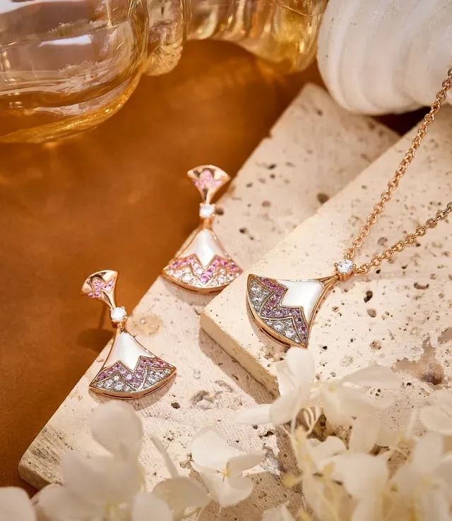 Pendientes en forma de abanico de nácar y zafiro rosa 7