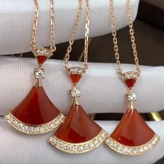 পাখা আকৃতির লাল পাথর এবংPavé ডায়মন্ড পেন্ড্যান্ট নেকলেস