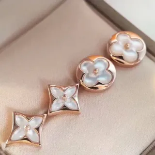 Brincos stud com inlay de madreperla floral de quatrefoil em tom dourado rosa