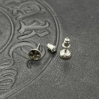 Brincos florais com design de estrela e recortes em ouro e prata 3