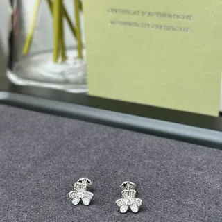 Brincos studs com forma de flor Pavé