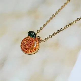 Collier pendentif en forme de fruit micro-pavé dégradé orange-rouge