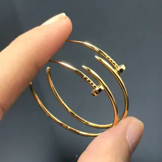 Brincos de aro em ouro e prata com fechamento de cabeça de prego