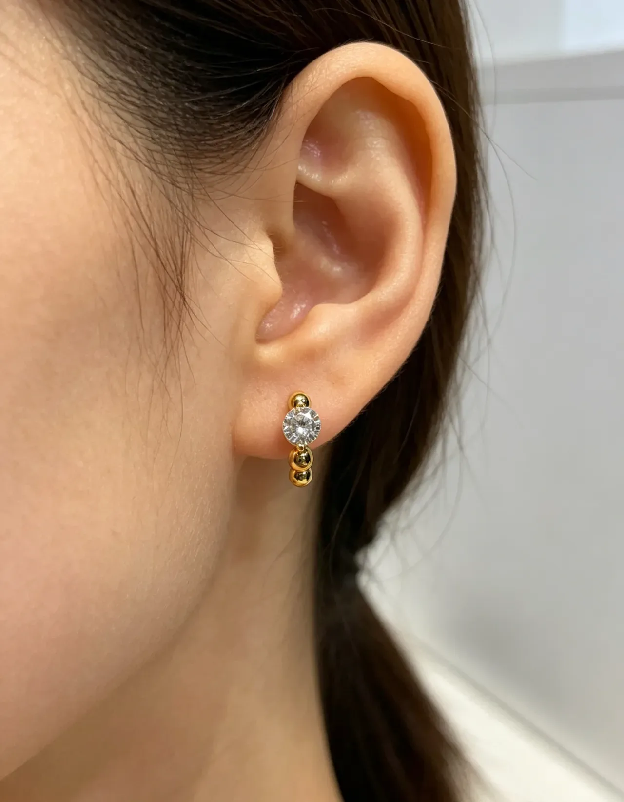 Anéis com banda de contas em tons dourado e prata com pedras facetadas 3