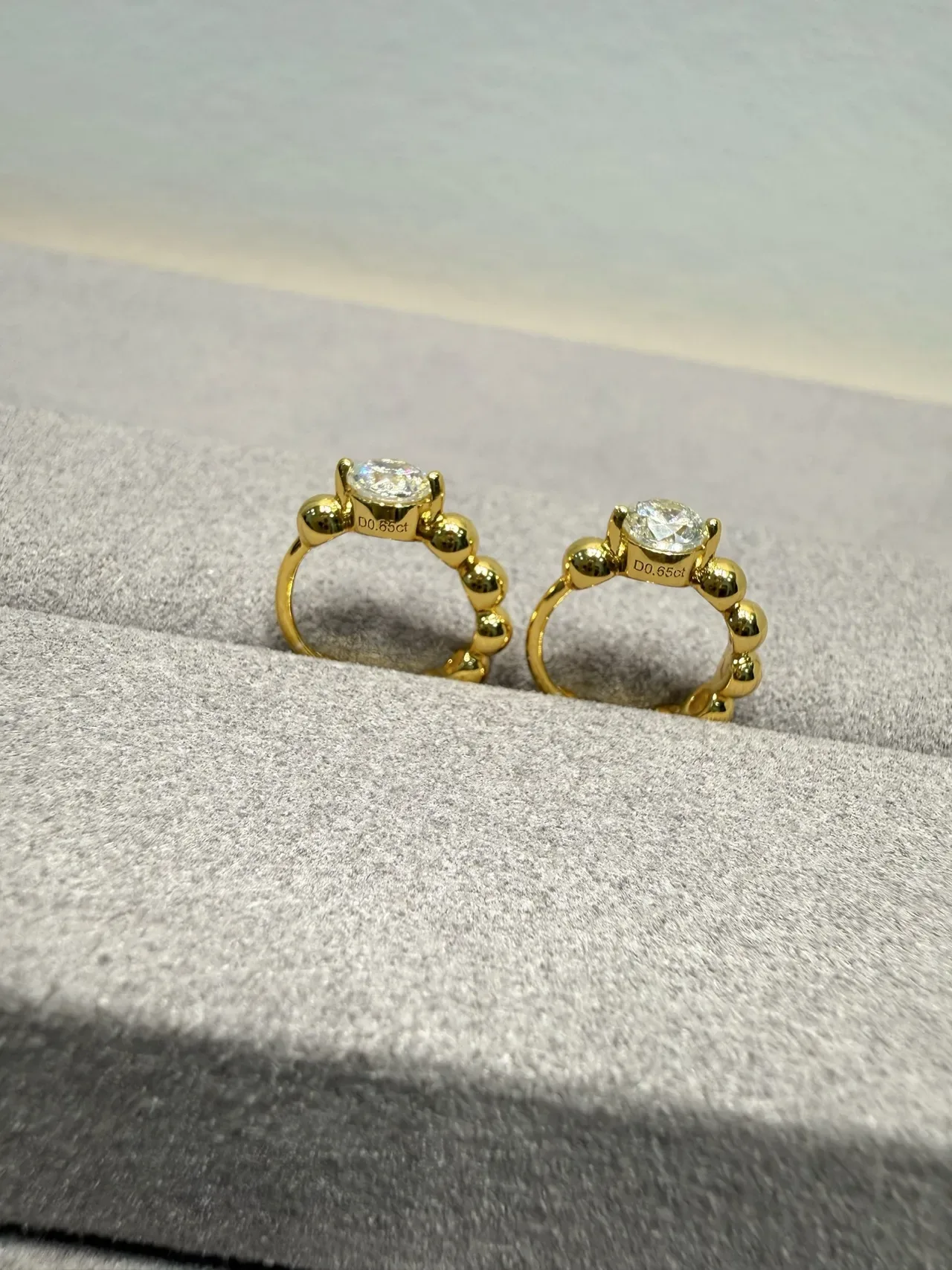 Anéis com banda de contas em tons dourado e prata com pedras facetadas 5