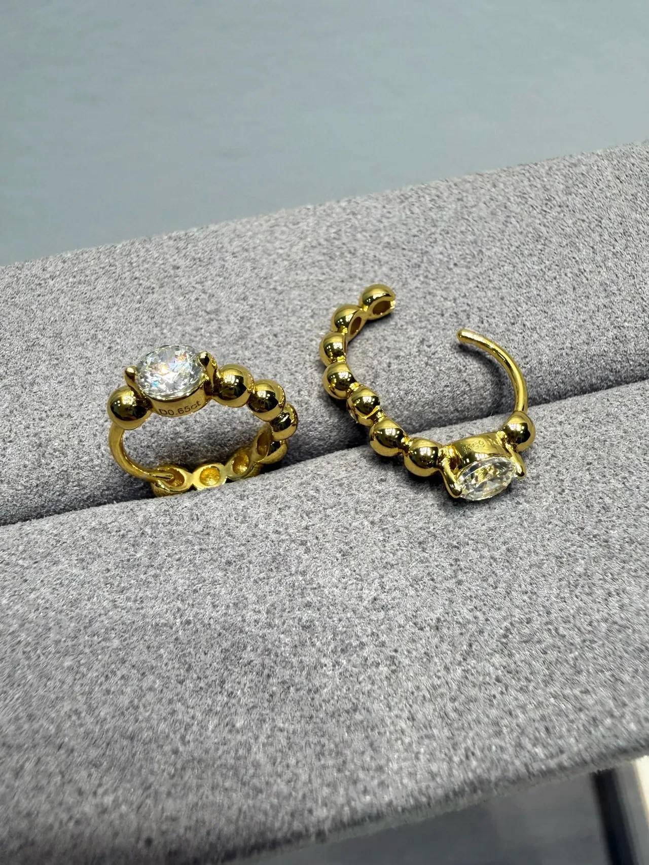 Anéis com banda de contas em tons dourado e prata com pedras facetadas 6