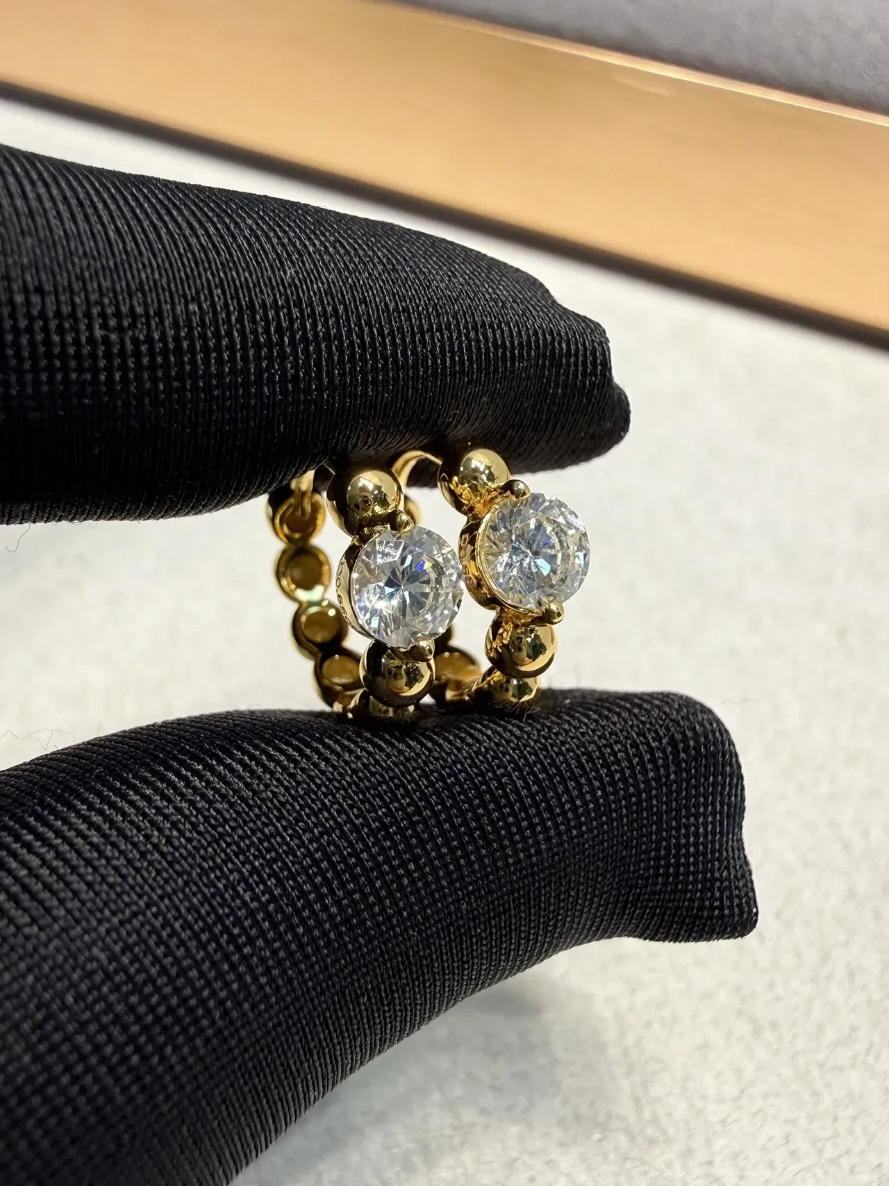 Anéis com banda de contas em tons dourado e prata com pedras facetadas 8