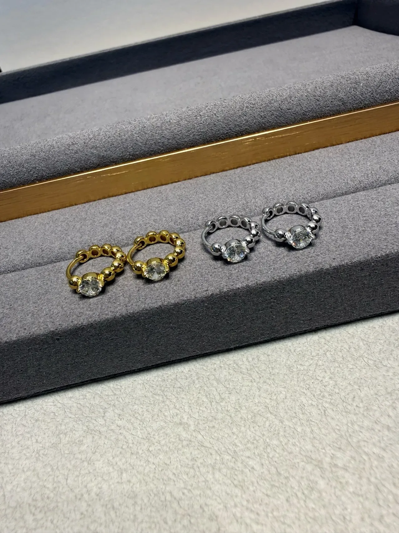 Anéis com banda de contas em tons dourado e prata com pedras facetadas 9