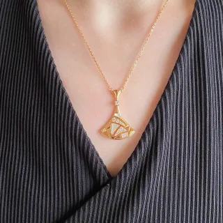 Collar con colgante de oro en forma de abanico geométrico