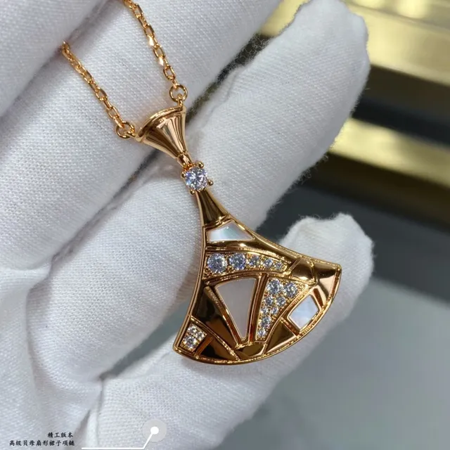 Gold Fan-Shaped Geometric Pendant Necklace 6