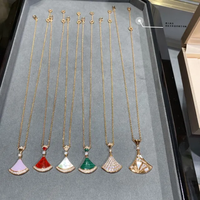 Gold Fan-Shaped Geometric Pendant Necklace 7