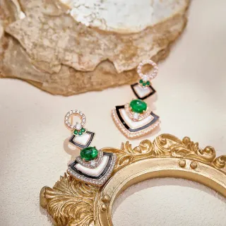 Brincos de ouro verde geométrico com motivo em forma de leque, inlay de esmalte branco e preto