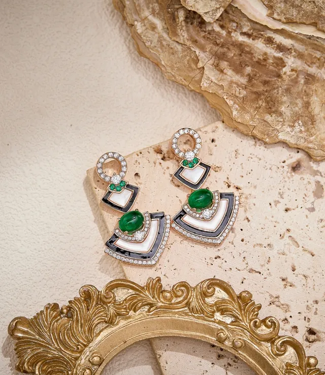 Aretes de oro verde geométrico con motivo en forma de abanico, inlay de esmalte blanco y negro 3