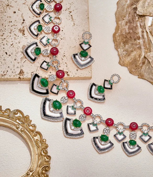 Aretes de oro verde geométrico con motivo en forma de abanico, inlay de esmalte blanco y negro 4