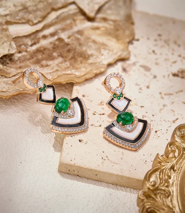 Aretes de oro verde geométrico con motivo en forma de abanico, inlay de esmalte blanco y negro 5