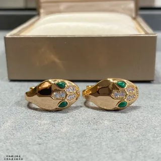 أقراط معدنية بموتيف رأس أفعى ذهبي وأخضر