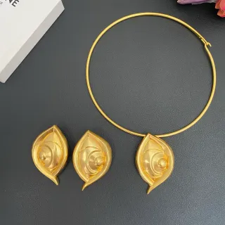 সোনার পাতার আকারের পেন্ডেন্ট নেকলেস