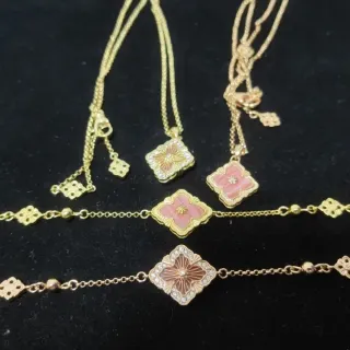 Collier Chaîne Dorée Rose Floral Quatre Feuilles