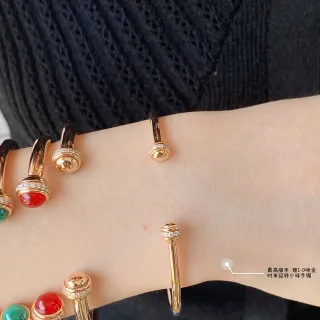 سوار ذهبي أحمر مفتوح مع قبعة كروية دوارة