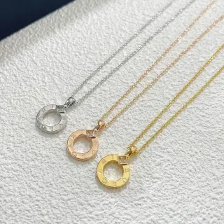Collier avec pendentif circulaire bague ouverte gravé avec lettrage en or et argent
