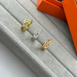 দুই রঙের সোনা রুপো Pavé-Set বাকেল মোটিফ রিং