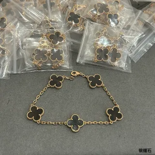 سوار تعويذ بلاك كلوفر ذهبي اللون