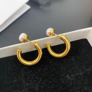 أقراط C-Hoop ذهبية اللون مع Pearl-Stud