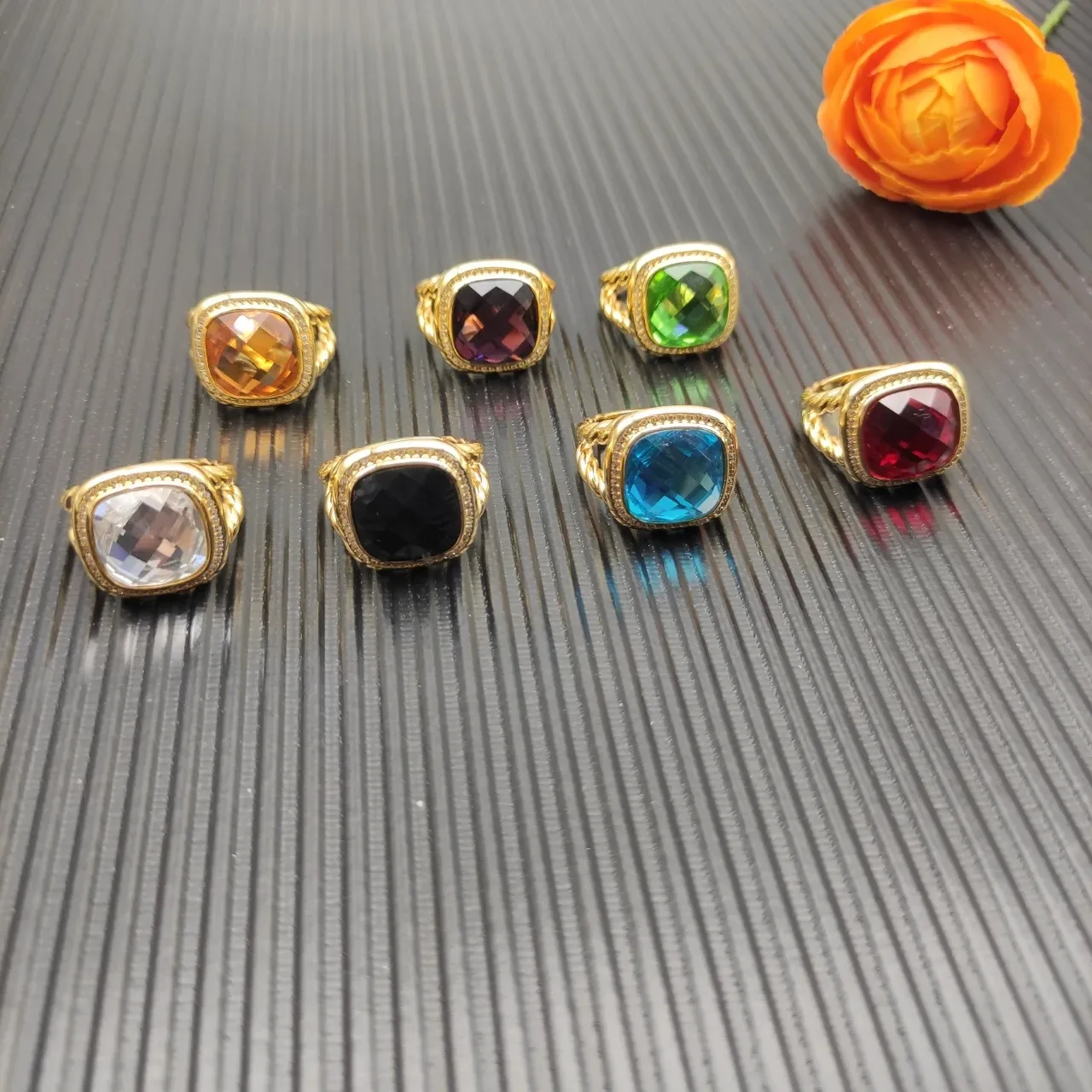Bagues en pierres multicolores de coupe carrée facetée en ton doré 9