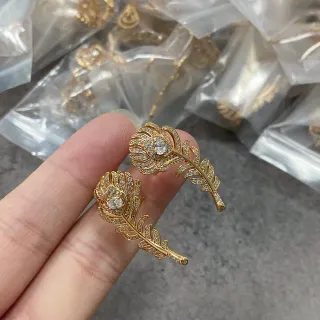 Brincos Stud com Plumas e Cristais em Dourado