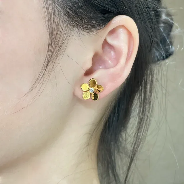Gold-Tone Five-Petal Flower Stud Earrings 9