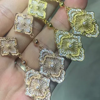 Collier pendentif floral à quatre feuilles en métal doré avec perles de nacre et cristal