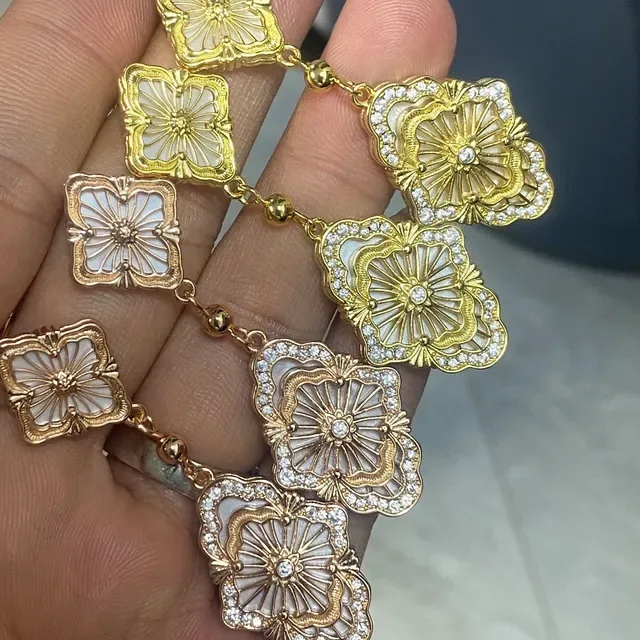 Colar pendente floral de quatro folhas em tom dourado com madrepérola e cristal 2