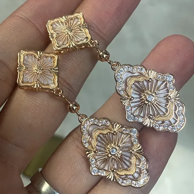 Colar pendente floral de quatro folhas em tom dourado com madrepérola e cristal 3