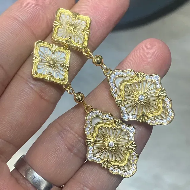Colar pendente floral de quatro folhas em tom dourado com madrepérola e cristal 4
