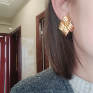 Brincos com nó entrelaçado de tom dourado