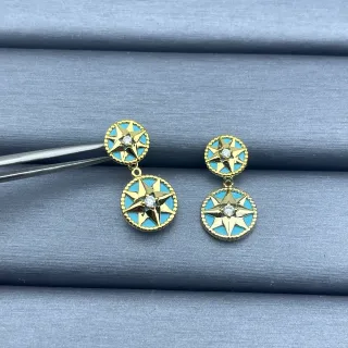 Aretes de gota de doble estrella de brújula esmaltados en azul claro tono dorado