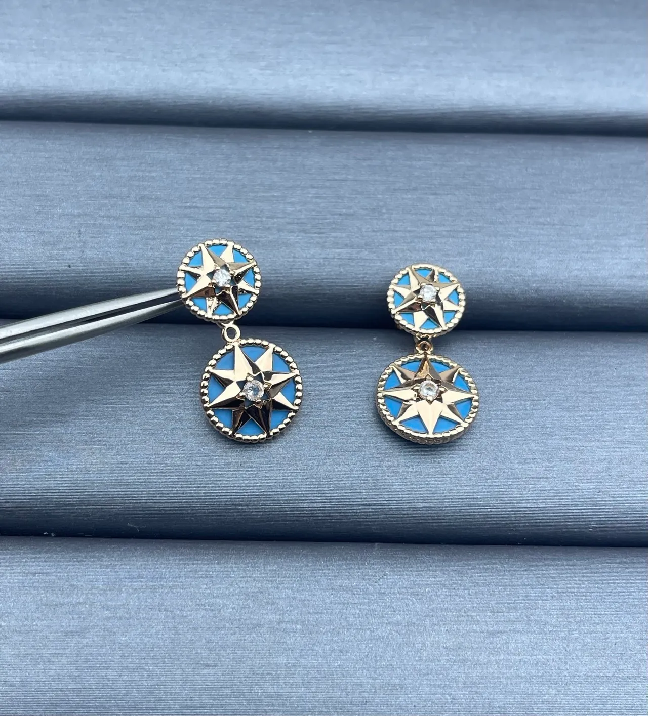 Aretes de gota de doble estrella de brújula esmaltados en azul claro tono dorado 2